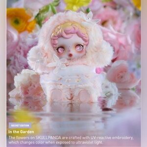 Skullpanda L'impressionnisme
Series Plush Doll SECRET EDITION
In The Garden